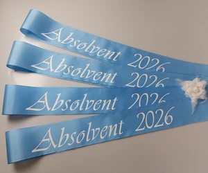 Slavnostní šerpy s elegantním fontem pro tradiční maturitní ples.