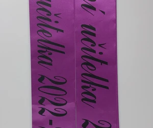 Stylové šerpy s potiskem – vyberte si barvu, písmo i materiál přesně podle sebe.