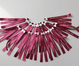 Stužky s dekoracemi v mnoha odstínech – od klasických až po výrazné barvy.