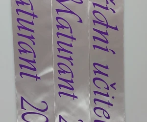 Vyberte si šerpy, které budou ladit s vaším dress codem i tématem plesu.