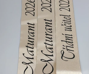 Elegantní šerpy v barvách, které podtrhnou styl vašeho maturitního plesu.