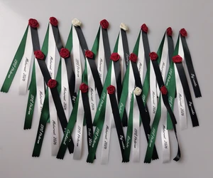 Stužky s dekoracemi v mnoha odstínech – od klasických až po výrazné barvy.