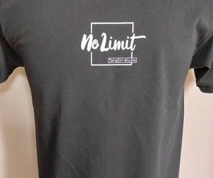 Příklad minimalistického potisku na přední straně