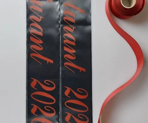 Personalizované šerpy s potiskem jména, roku i názvu třídy.