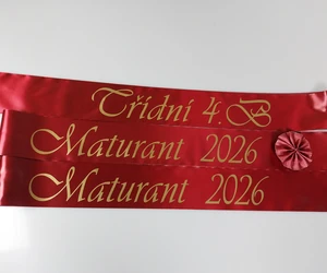 Elegantní šerpy v barvách, které podtrhnou styl vašeho maturitního plesu.