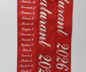 Vyberte si šerpy, které budou ladit s vaším dress codem i tématem plesu.