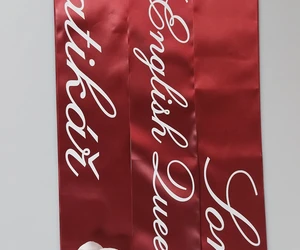 Elegantní šerpy v barvách, které podtrhnou styl vašeho maturitního plesu.