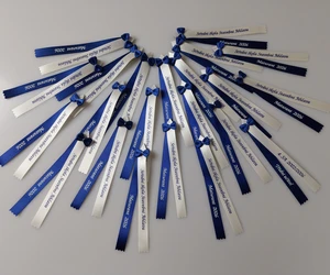 Barevné stužky s možností volby ozdob – kytičky, mašličky nebo růžičky.