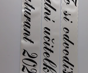 Atlasové a taftové šerpy, které ladí s outfity i výzdobou plesu.