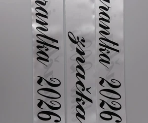 Personalizované šerpy s potiskem jména, roku i názvu třídy.