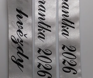 Elegantní šerpy v barvách, které podtrhnou styl vašeho maturitního plesu.