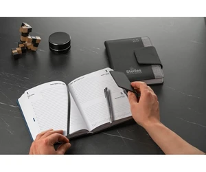 Elegantní diář, který udrží všechny poznámky přehledně na jednom místě. Kvalitní zpracování, prostor pro logo nebo iniciály a ideální dárek pro spolužáky i učitele.