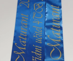 Stylové šerpy s potiskem – vyberte si barvu, písmo i materiál přesně podle sebe.