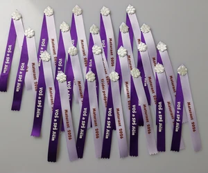 Stužky dodávané kompletně se špendlíkem – stačí jen připnout.