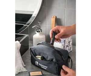 Praktická kosmetická taštička z kvalitního materiálu, ideální na cesty i do školy. Díky možnosti potisku jména, hlášky nebo loga se z ní stane originální a osobní doplněk.