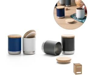 Kombinace kovu, dřeva a čistého designu. Dóza je ideální na čaj, kávu nebo drobnosti a působí stylově jak doma, tak v kanceláři. Možnost potisku pro osobní dotek.