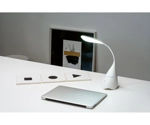 Moderní lampa s minimalistickým designem a možností potisku. Hodí se do každého pokoje nebo kanceláře – skvělý dárek, který spojuje styl i funkčnost.