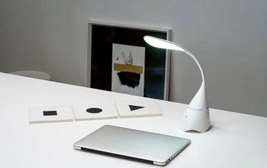 Modern&iacute; lampa s minimalistick&yacute;m designem a možnost&iacute; potisku. Hod&iacute; se do každ&eacute;ho pokoje nebo kancel&aacute;ře &ndash; skvěl&yacute; d&aacute;rek, kter&yacute; spojuje styl i funkčnost.