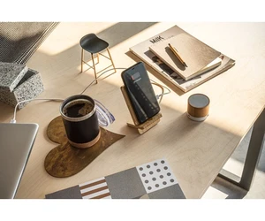 Moderní bezdrátová nabíječka, která kombinuje design a funkčnost. Můžete ji ozdobit vlastním logem nebo textem