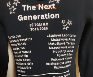 Mikina s nápisem přes celý zadní panel