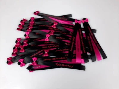 Potisk stužek pro školy