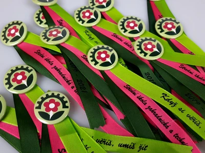 Potisk stužek pro školy