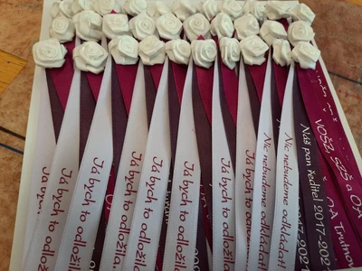 Potisk stužek pro školy